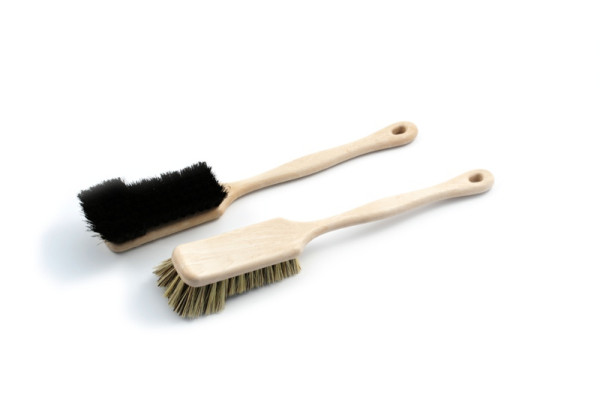 Stielbürste mit Bart geschweift